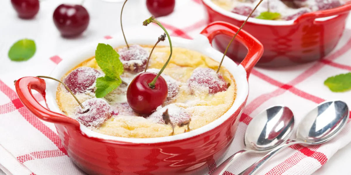 cocotte (clafoutis) à la cerise dans le ramequin, horizontal, gros plan cocotte (clafoutis) à la cerise dans le ramequin, horizontal, gros plan