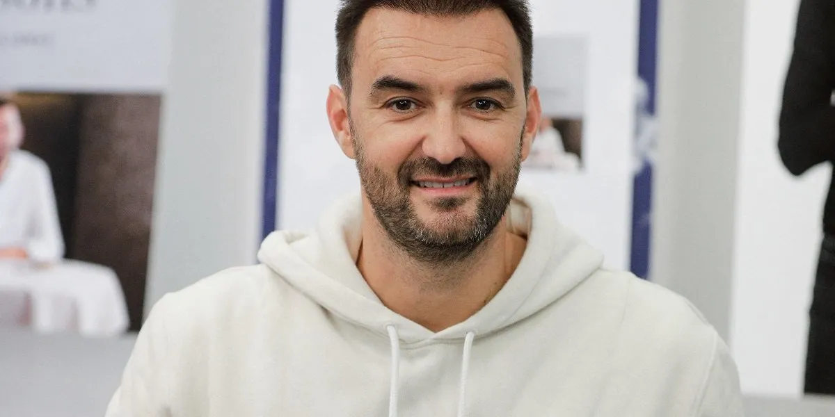 exclusive- french chef cyril lignac during his first signing session on the eve of the release of his new book saisons at the mollat âÂÂâÂÂbookshop in bordeaux, france, october 16, 2019 photo by thibaud moritz abacapresscom exclusive- french chef cyril lignac during his first signing session on the eve of the release of his new book saisons at the mollat âÂÂâÂÂbookshop in bordeaux, france, october 16, 2019 photo by thibaud moritz abacapresscom