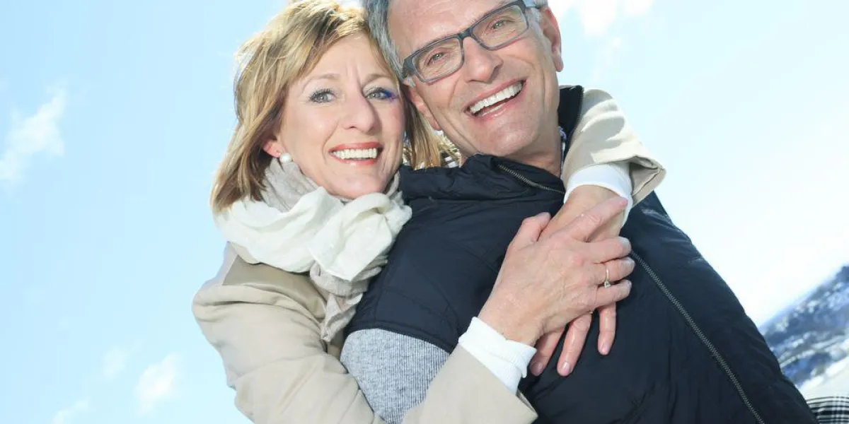 portrait de l'heureux couple de personnes âgées en saison d'hiver