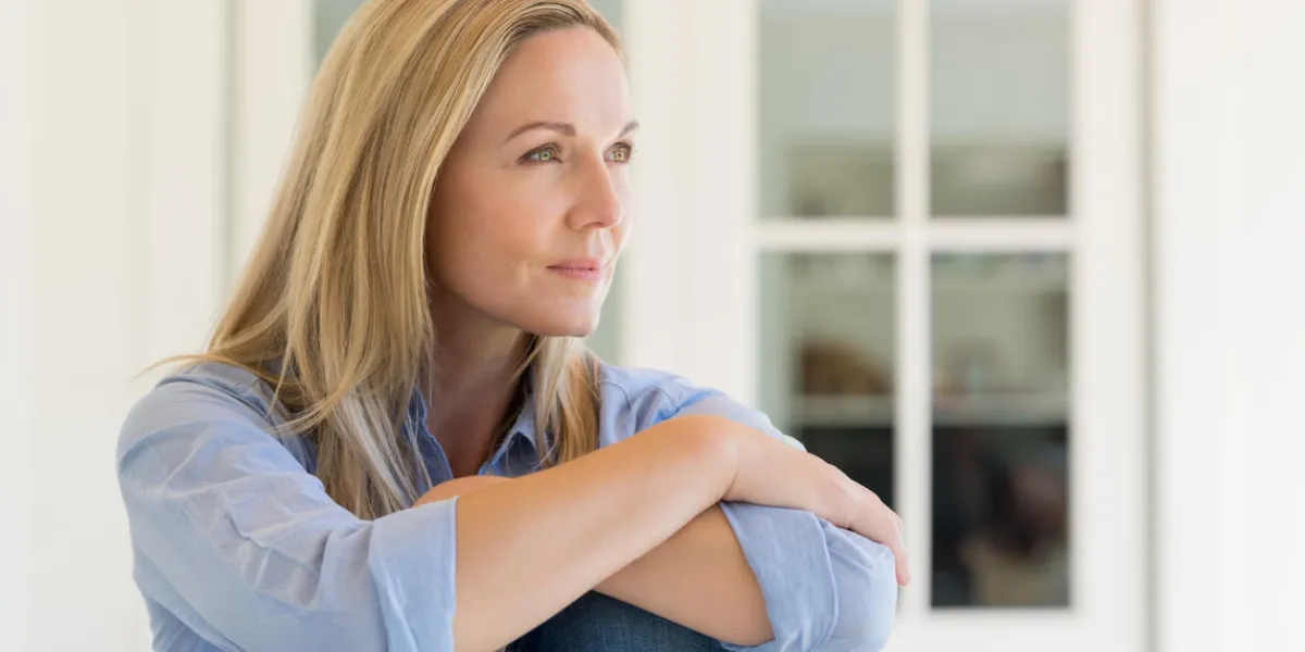 femme assise à l'extérieur de la maison et de penser à sa nouvelle idée pensive mi femme se détendre à la maison sur un portrait de vacances de femme d'âge mûr planifier son avenir femme assise à l'extérieur de la maison et de penser à sa nouvelle idée pensive mi femme se détendre à la maison sur un portrait de vacances de femme d'âge mûr planifier son avenir