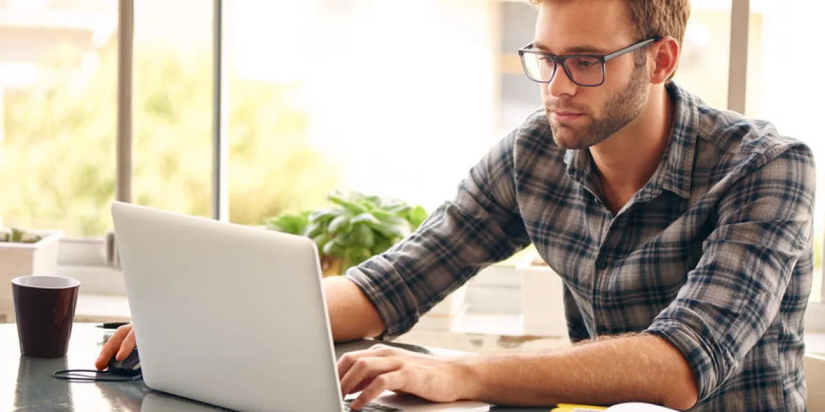 jeune homme avec des lunettes travaillant sur son carnet de notes, avec une tasse de café fraîche agréable et tôt le matin, en faisant le commerce de la route agréable et tôt dans la journée jeune homme avec des lunettes travaillant sur son carnet de notes, avec une tasse de café fraîche agréable et tôt le matin, en faisant le commerce de la route agréable et tôt dans la journée