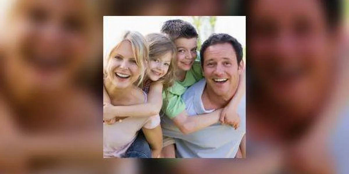 couple donnant deux jeunes enfants piggyback rides souriant couple donnant deux jeunes enfants piggyback rides souriant