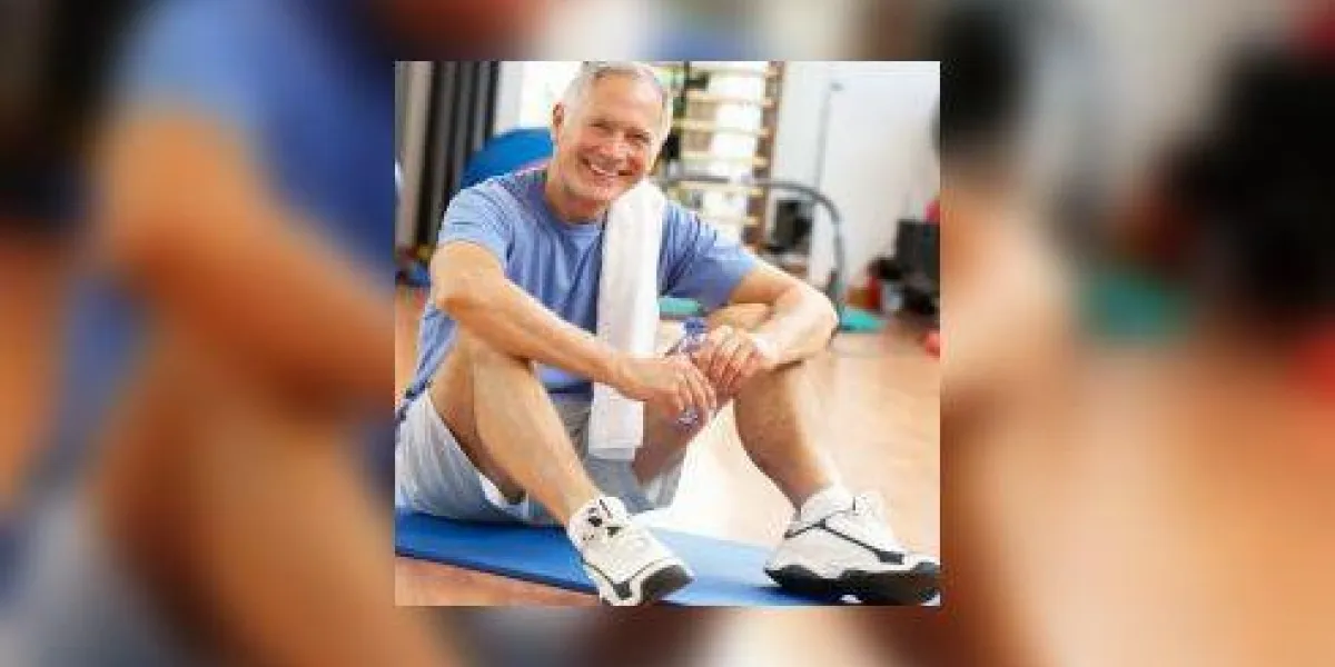 homme au repos après des exercices dans la salle de gym homme au repos après des exercices dans la salle de gym