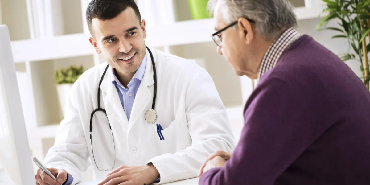 médecin expliquant la prescription à un patient senior, concept de soins de santé médecin expliquant la prescription à un patient senior, concept de soins de santé