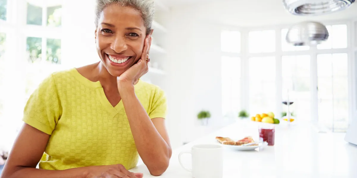 femme, manger petit déjeuner, et, lecture, magazine, sourire, appareil-photo
