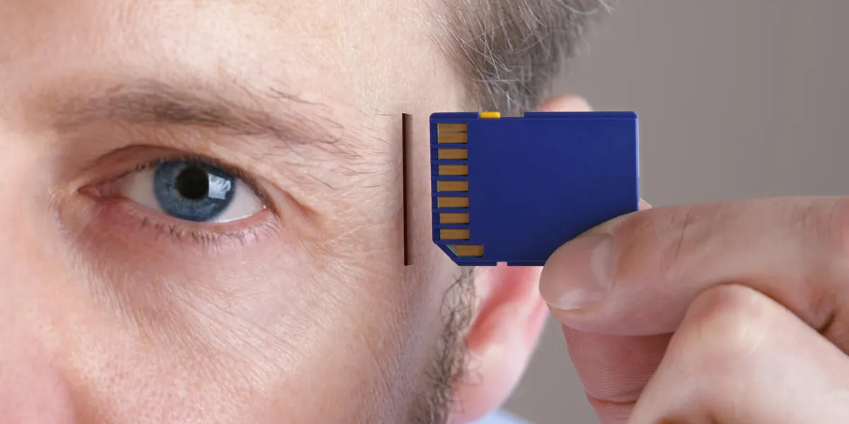 insertion de la carte mémoire sd dans la fente dans le concept de la tête humaine pour la mise à niveau de mémoire, l'oubli ou l'informatique insertion de la carte mémoire sd dans la fente dans le concept de la tête humaine pour la mise à niveau de mémoire, l'oubli ou l'informatique