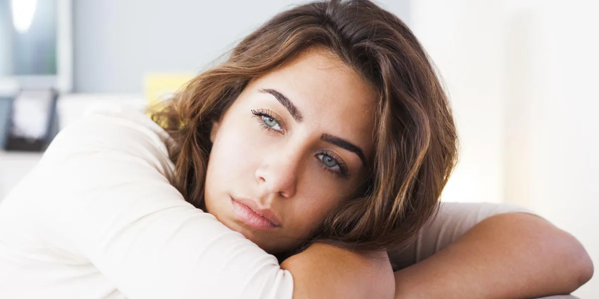 femme triste solitaire dans les pensées portrait d'une femme pensante femme triste solitaire dans les pensées portrait d'une femme pensante