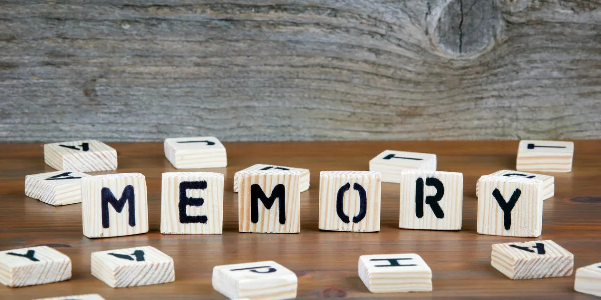mémoire de lettres en bois sur fond en bois