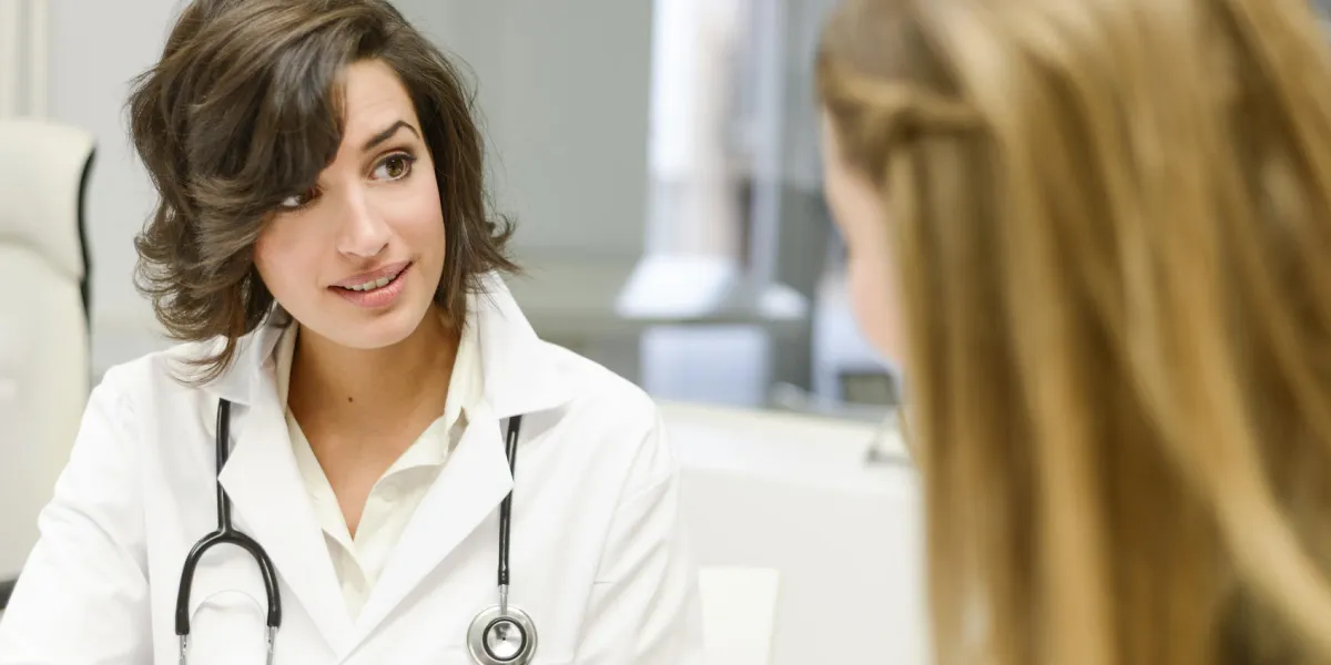 femme médecin expliquant le diagnostic à sa patiente femme médecin expliquant le diagnostic à sa patiente