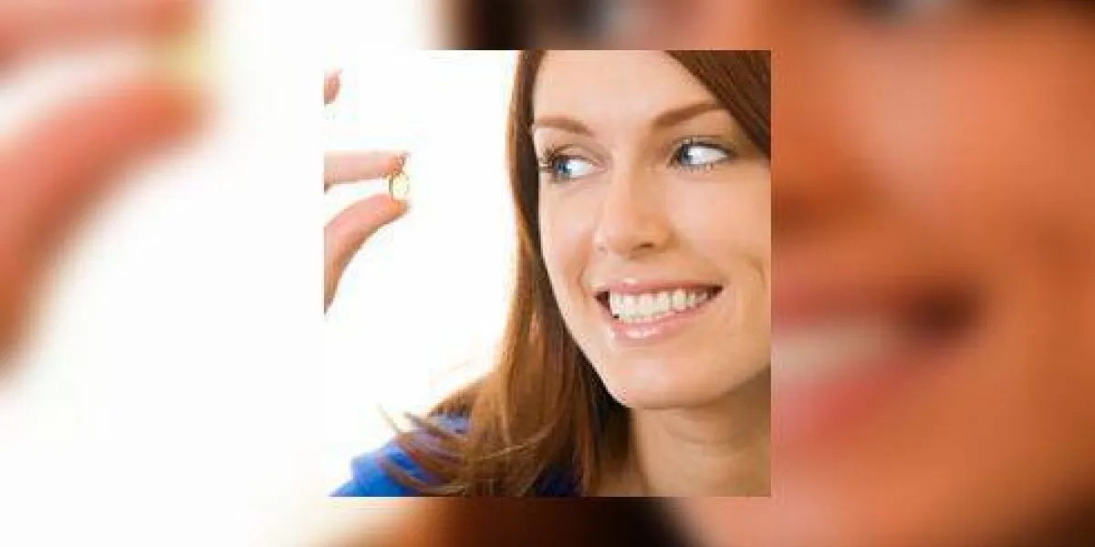 jeune femme heureuse avec capsule d'huile de poisson oméga 3, isolé