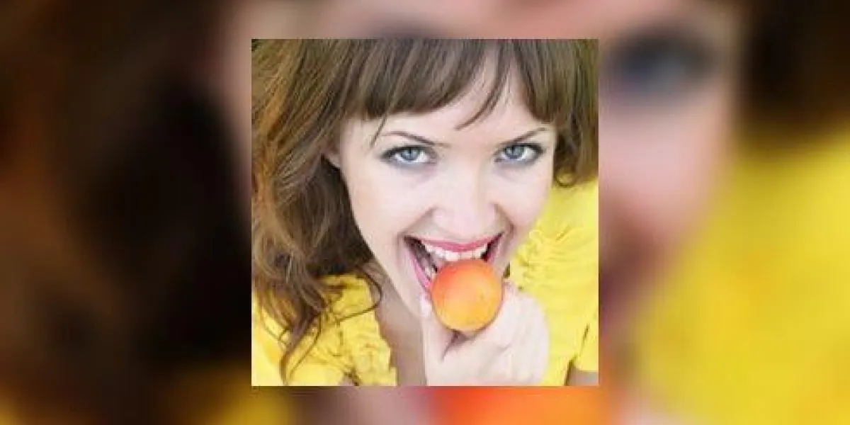 jeune femme avec abricot