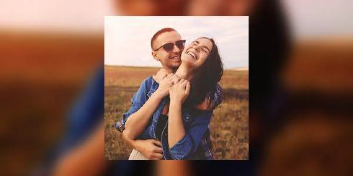 portrait de paysage de jeune beau couple élégant sensuel et s'amuser effet de film en plein air