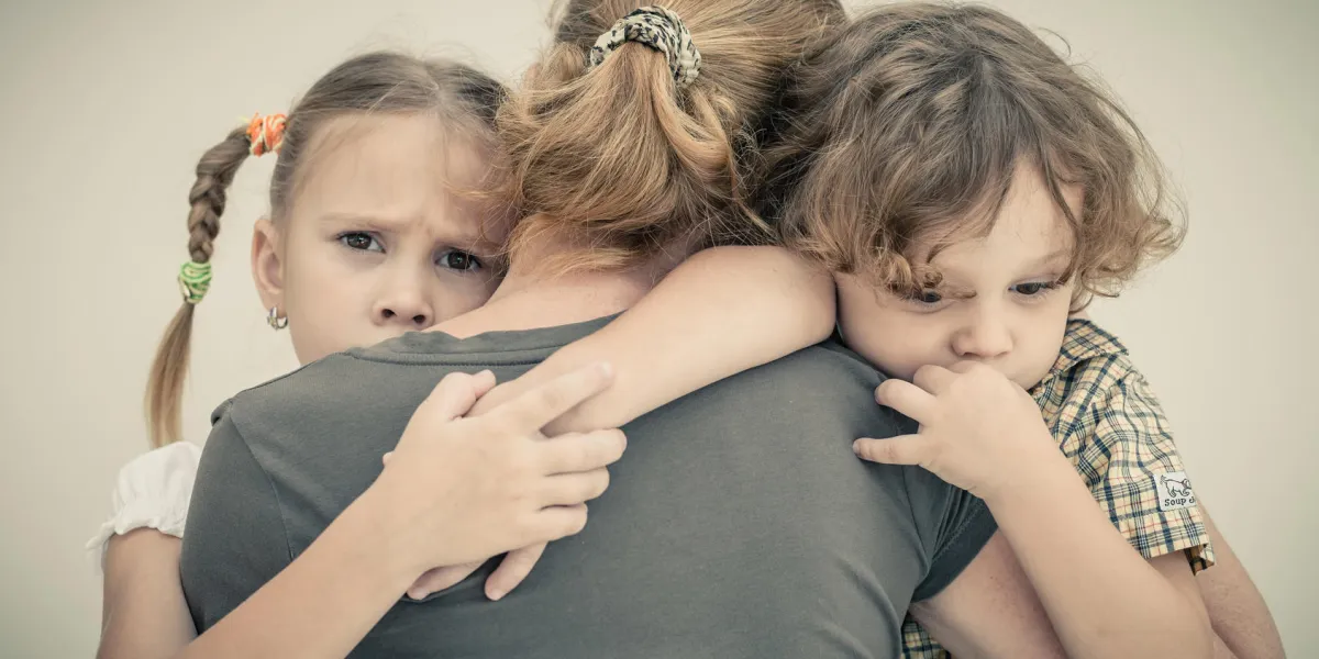 enfants tristes étreignant sa mère enfants tristes étreignant sa mère