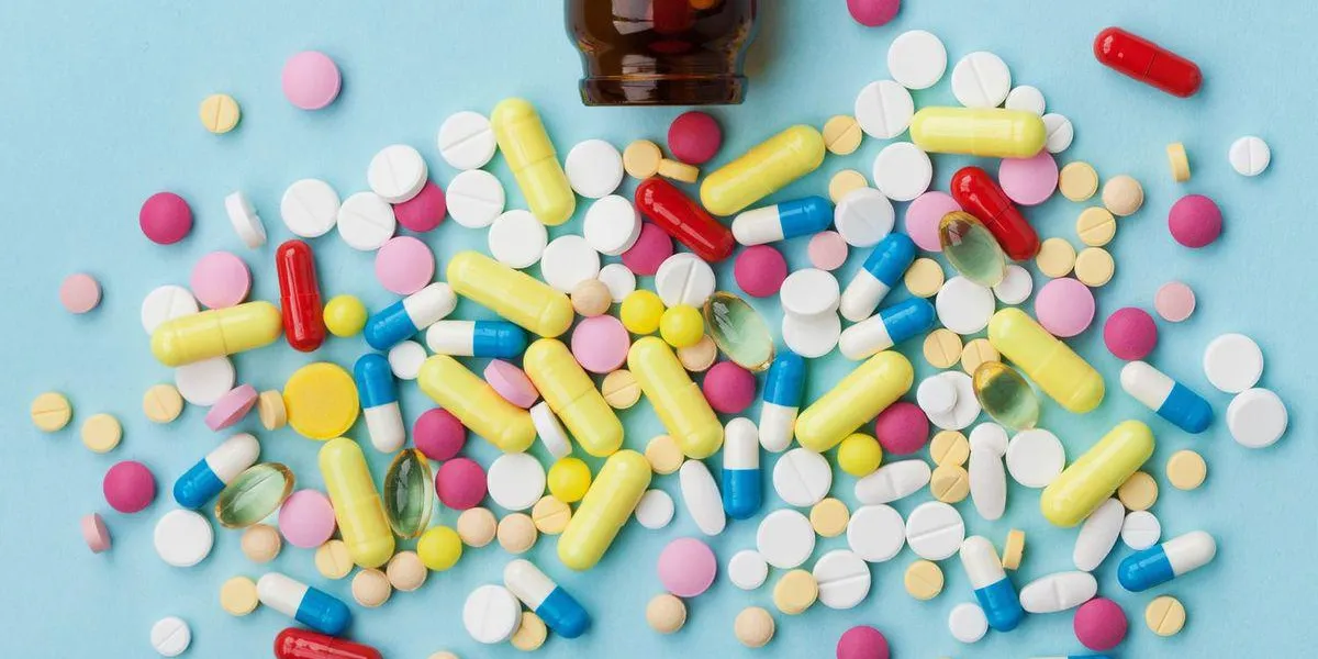 pilules de drogue coloré sur fond bleu, concept pharmaceutique