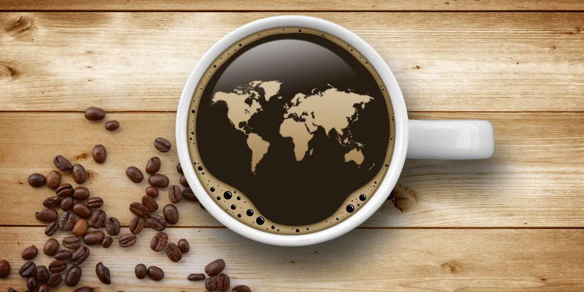 tasse de café avec carte du monde