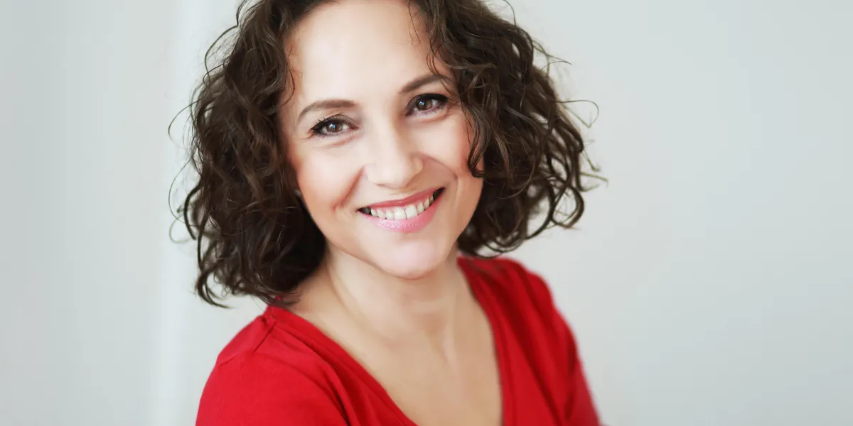 belle femme d'âge mûr souriant à la caméra belle femme d'âge mûr souriant à la caméra