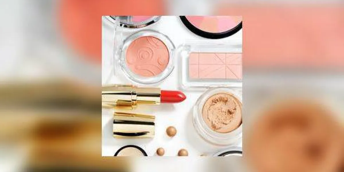 cosmétiques sur fond blanc avec des ombres légères