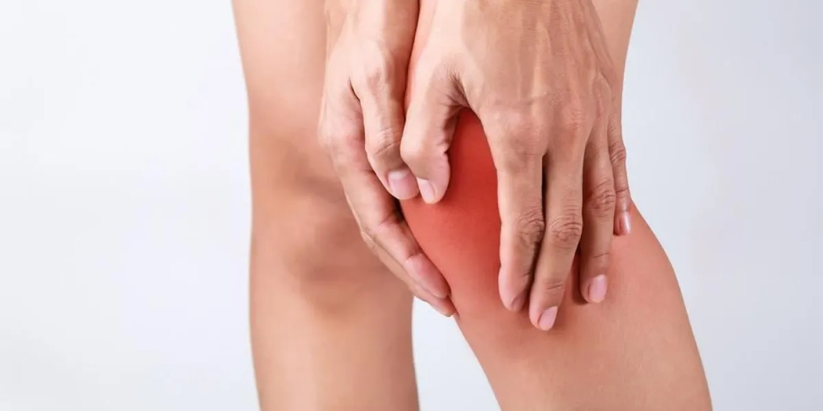 douleur au genou femme tenant la main à la tache de la douleur au genou