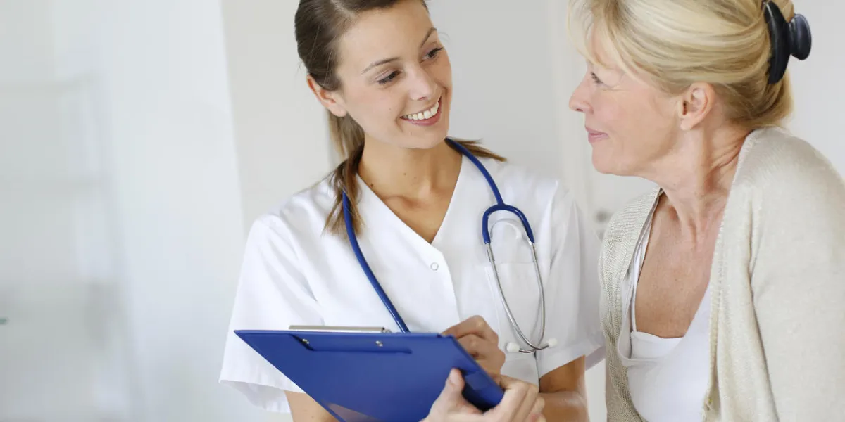 infirmière donnant une prescription à une femme âgée