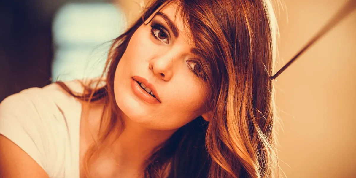 portrait de jolie femme séduisante jeune fille avec des cheveux longs portant chemise blanche instagram filtre portrait de jolie femme séduisante jeune fille avec des cheveux longs portant chemise blanche instagram filtre