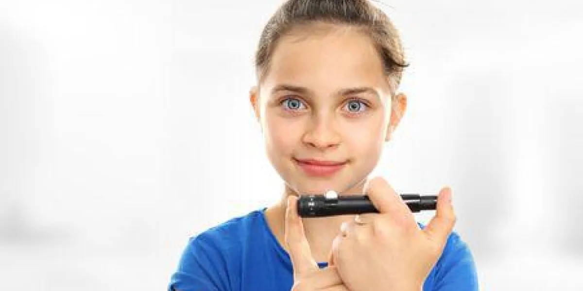 tests de glycémie, perforations de lancettes de doigt d'enfant