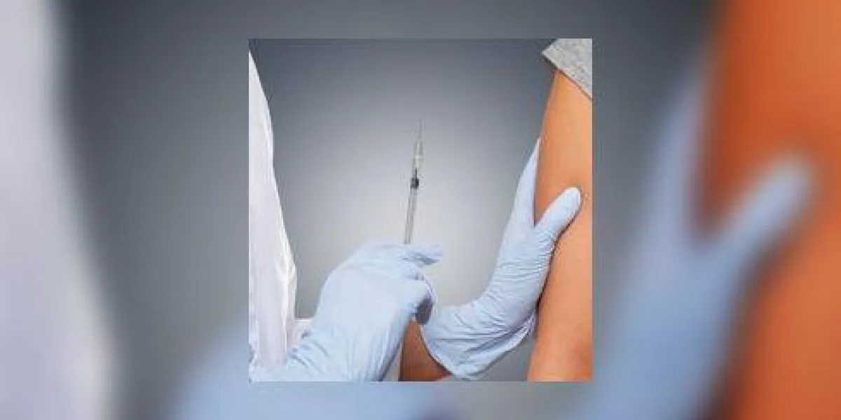 médecin fait la vaccination dans l'épaule du patient