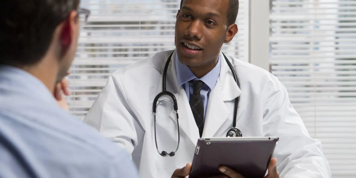 docteur afro-américain avec tablette et patient, horizontal