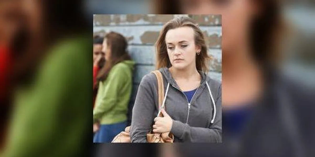 adolescente malheureuse étant bavardé par ses pairs