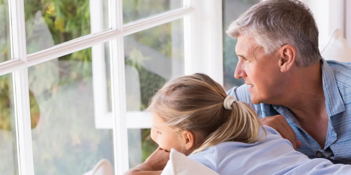 jeune fille regardant par la fenêtre avec grand-père senior homme assis avec petite fille près de la fenêtre et regardant dehors grand-père et petite-fille pensant ensemble jeune fille regardant par la fenêtre avec grand-père senior homme assis avec petite fille près de la fenêtre et regardant dehors grand-père et petite-fille pensant ensemble