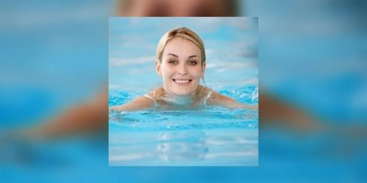 jeune femme nageant dans la piscine jeune femme nageant dans la piscine
