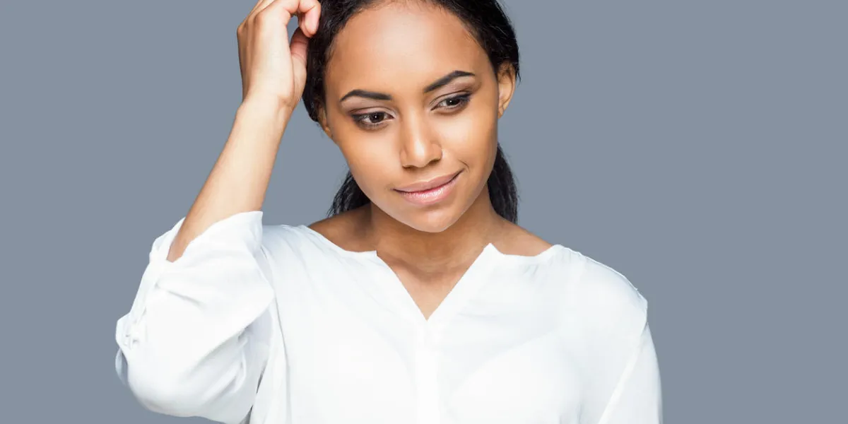pensive, jeune, africaine, femme, tenue, main, cheveux, regarder, loin, debout, contre, arrière-plan gris pensive, jeune, africaine, femme, tenue, main, cheveux, regarder, loin, debout, contre, arrière-plan gris