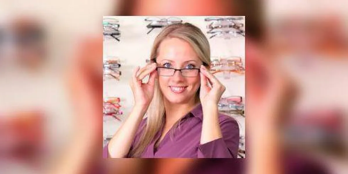 photo de la charmante fille choisit le modèle de pinces à lunettes photo de la charmante fille choisit le modèle de pinces à lunettes