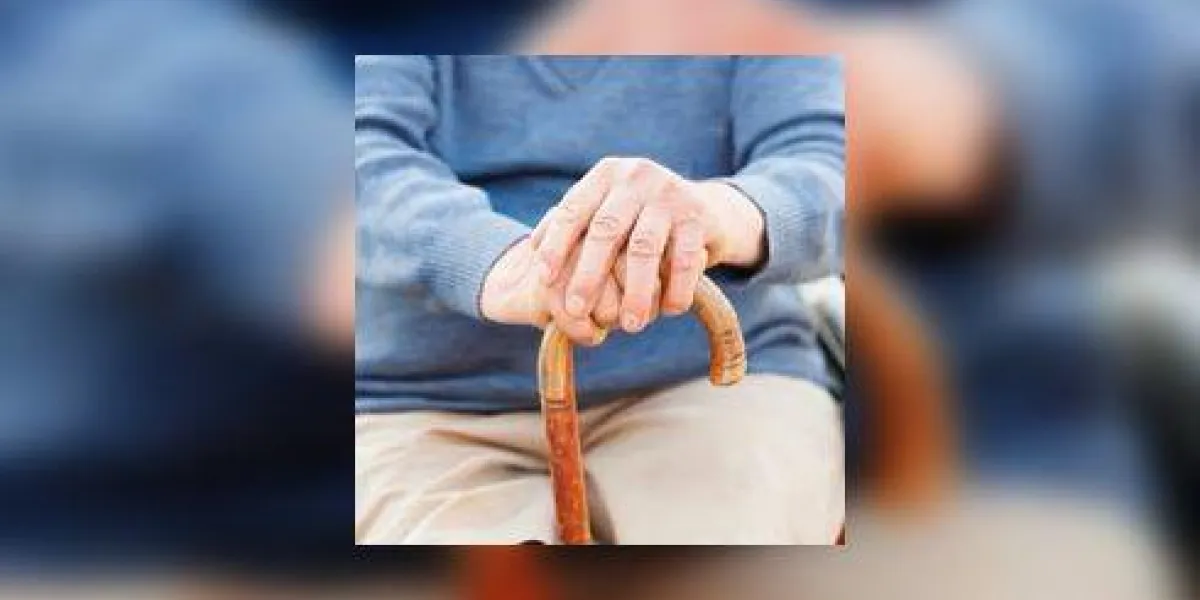 vieilles mains sur bâton