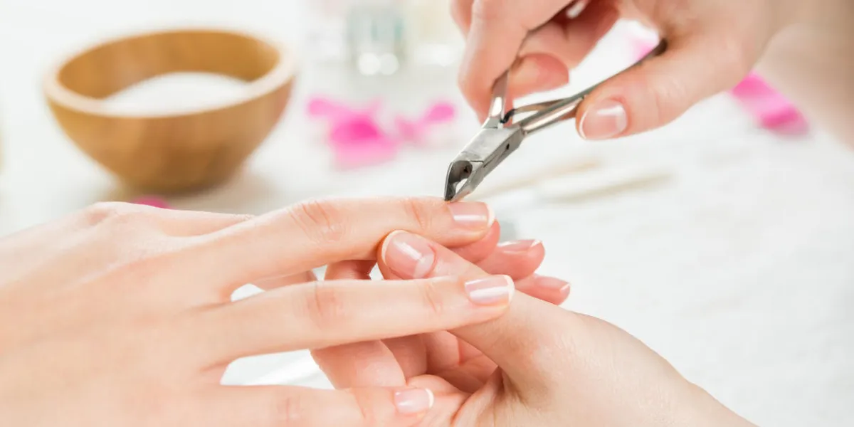 closeup, coup, de, a, femme, utilisation, a, cuticle, tondeuse, pour, a, ongle, manucure femme, enlever, a, cuticle, ongle, à, tondeuse à ongles, peu profond, profondeur, de, champ, à, foyer cuticule, tondeuse