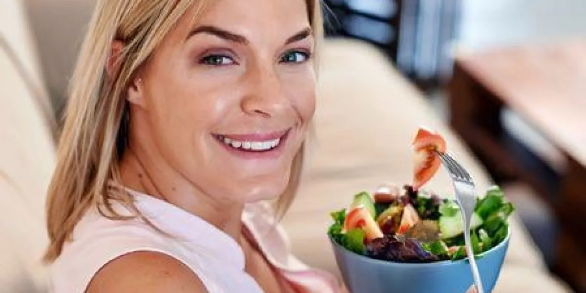 portrait de femme appréciant un bol de salade en bonne santé à la maison portrait de femme appréciant un bol de salade en bonne santé à la maison
