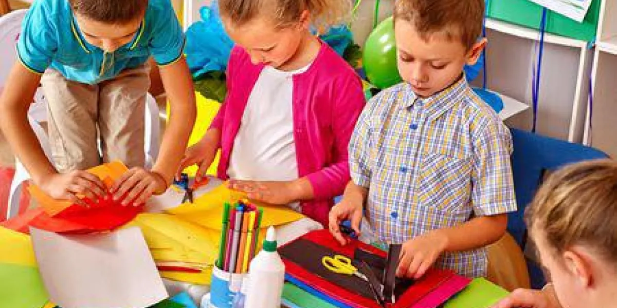 groupe d'enfants tenant des papiers colorés sur la table chez les enfants d'âge préscolaire