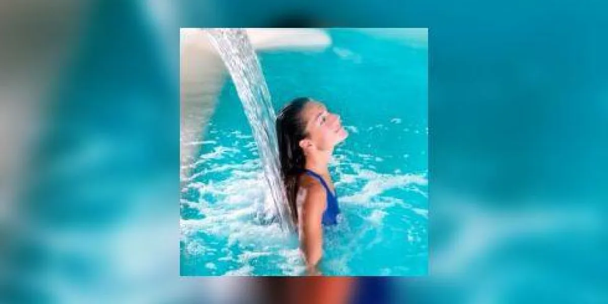 femme faisant hydrothérapie au spa