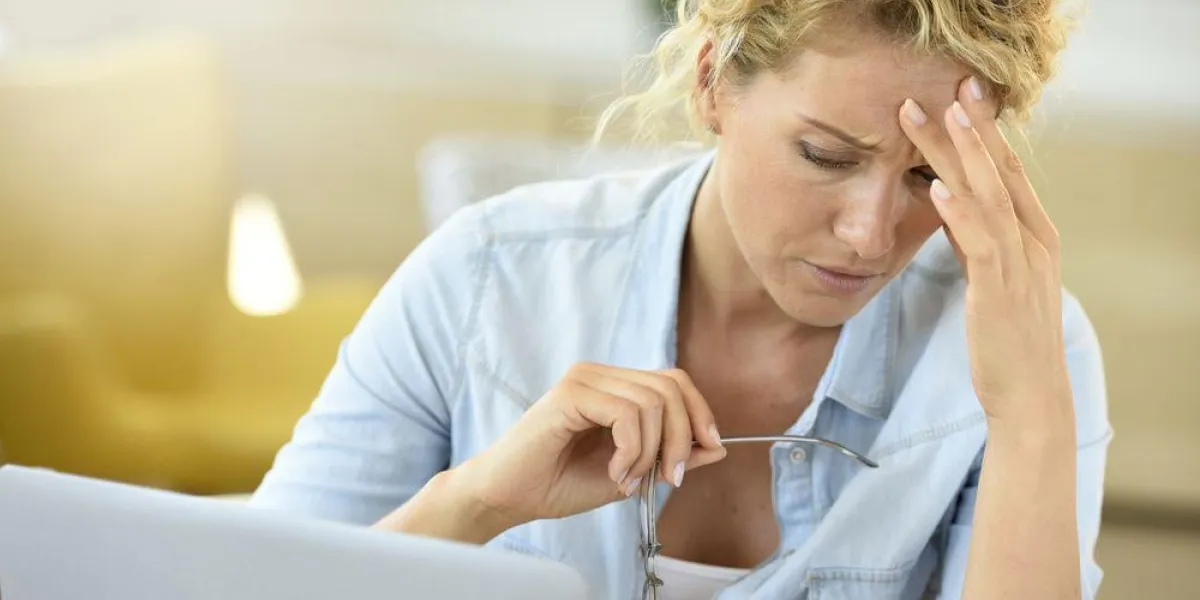 femme au travail souffrant de maux de tête douloureux