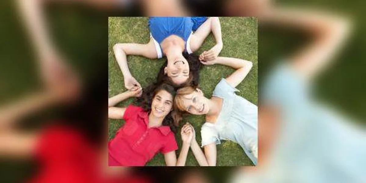 filles adolescentes en regardant dans la caméra filles adolescentes en regardant dans la caméra