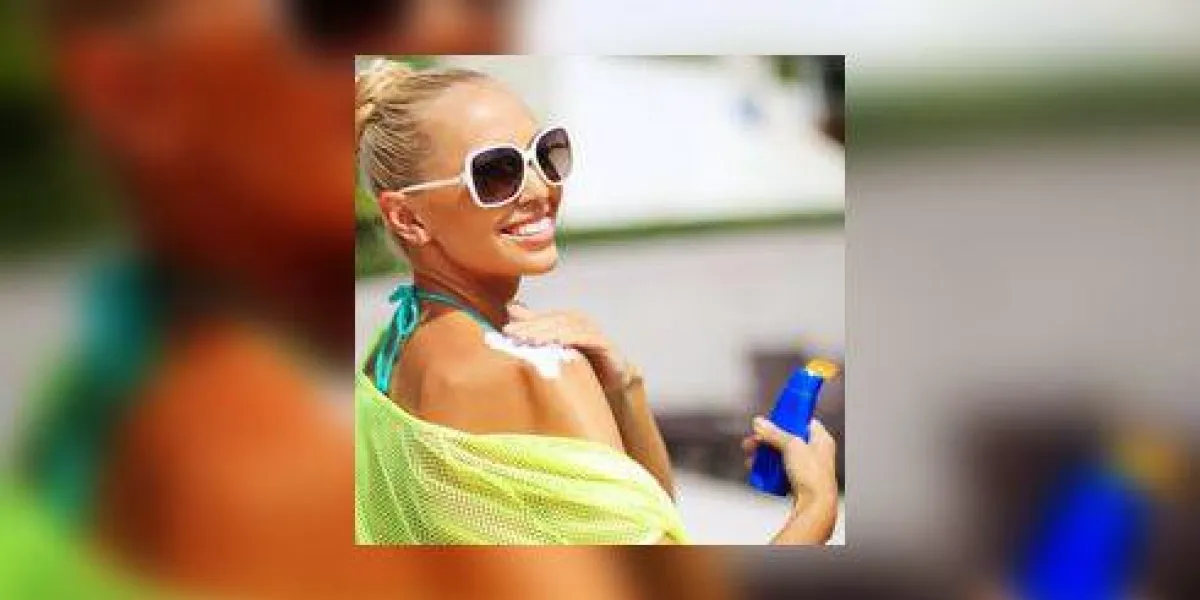 femme bronzée appliquant une lotion de protection solaire