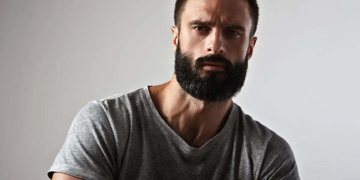 gros plan portrait d'un bel homme barbu