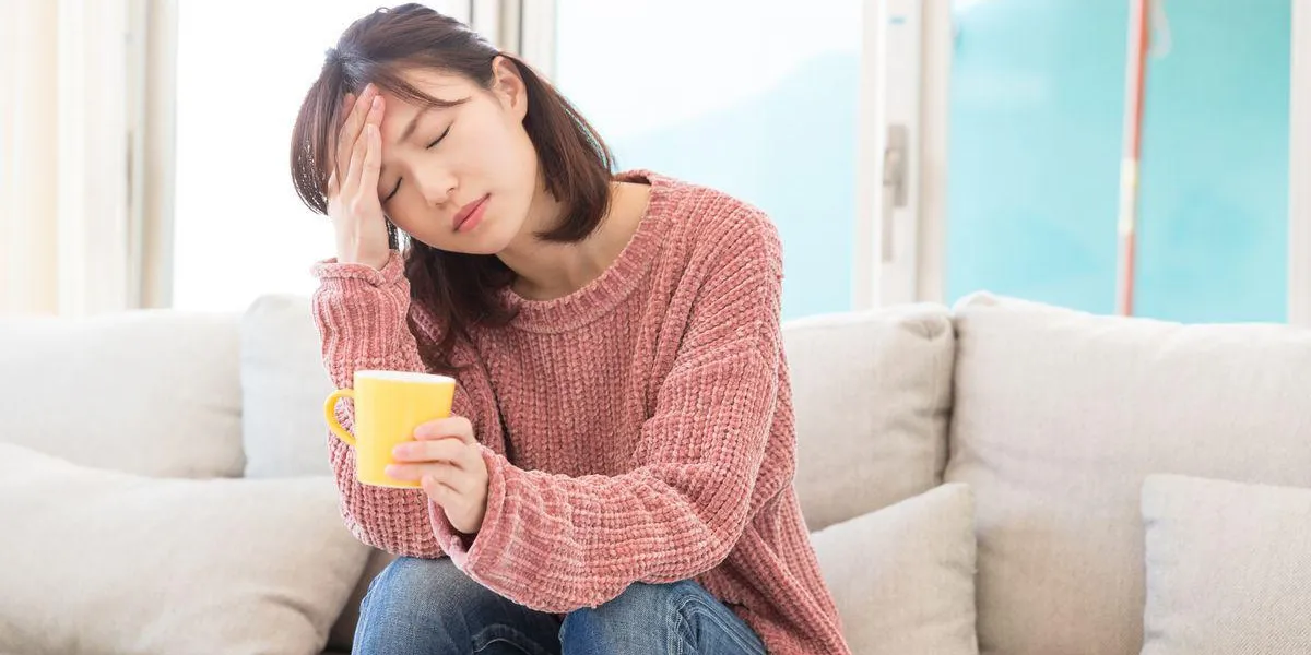 une femme avec un mal de tête