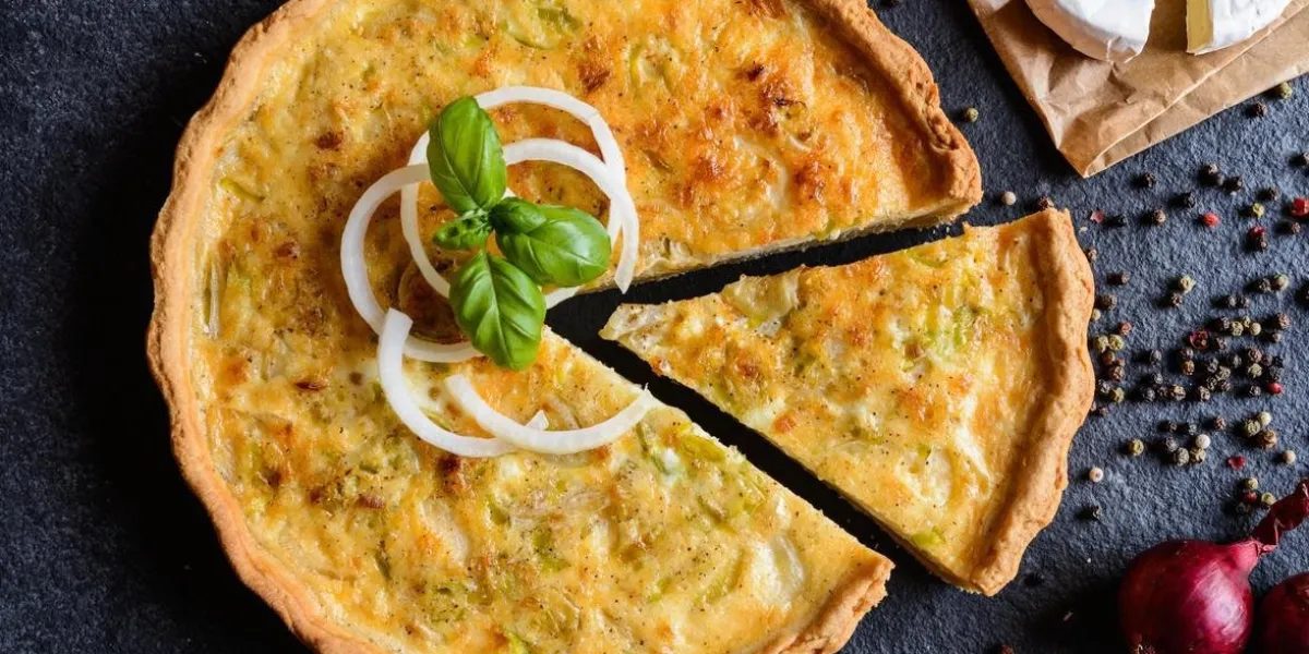 quiche aux oignons, camembert, poireaux et oeufs quiche aux oignons, camembert, poireaux et oeufs