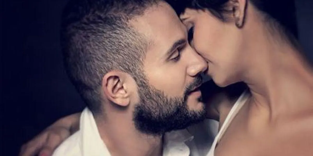 closeup, portrait, de, doux, aimer, couple, baiser, isolé, sur, arrière-plan noir, apprécier, relation amoureuse, affection et tendresse, concept