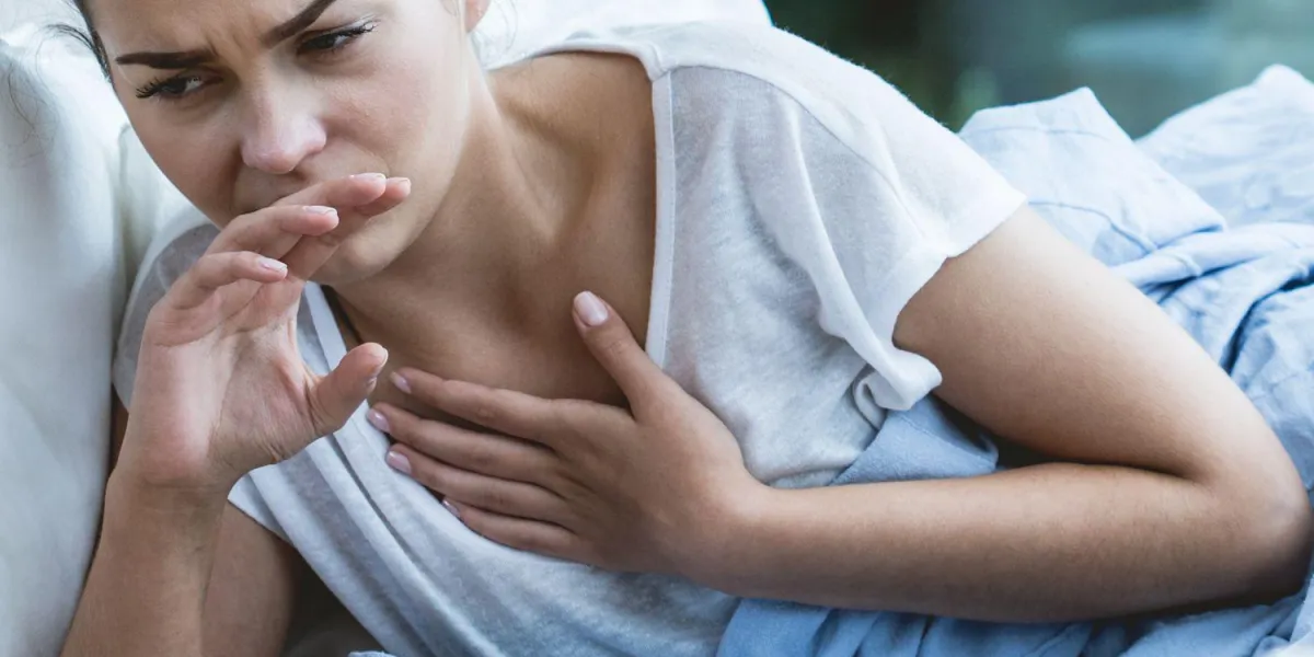 photo d'une femme malade avec une toux et une infection de la gorge