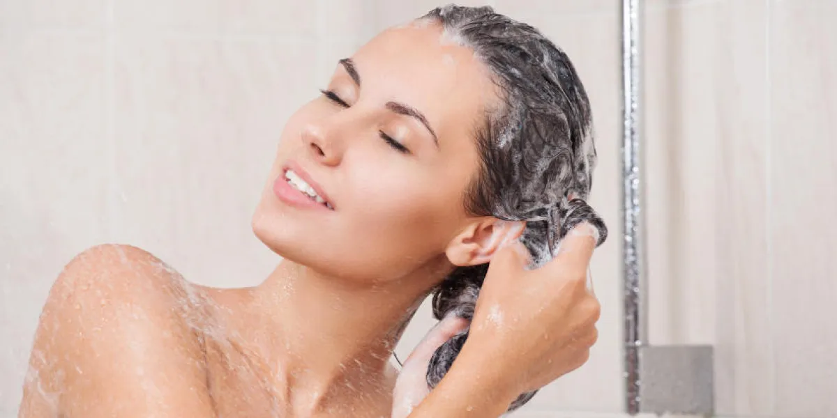 jeune femme, laver, elle, tête, dans, les, douche, par, shampooing