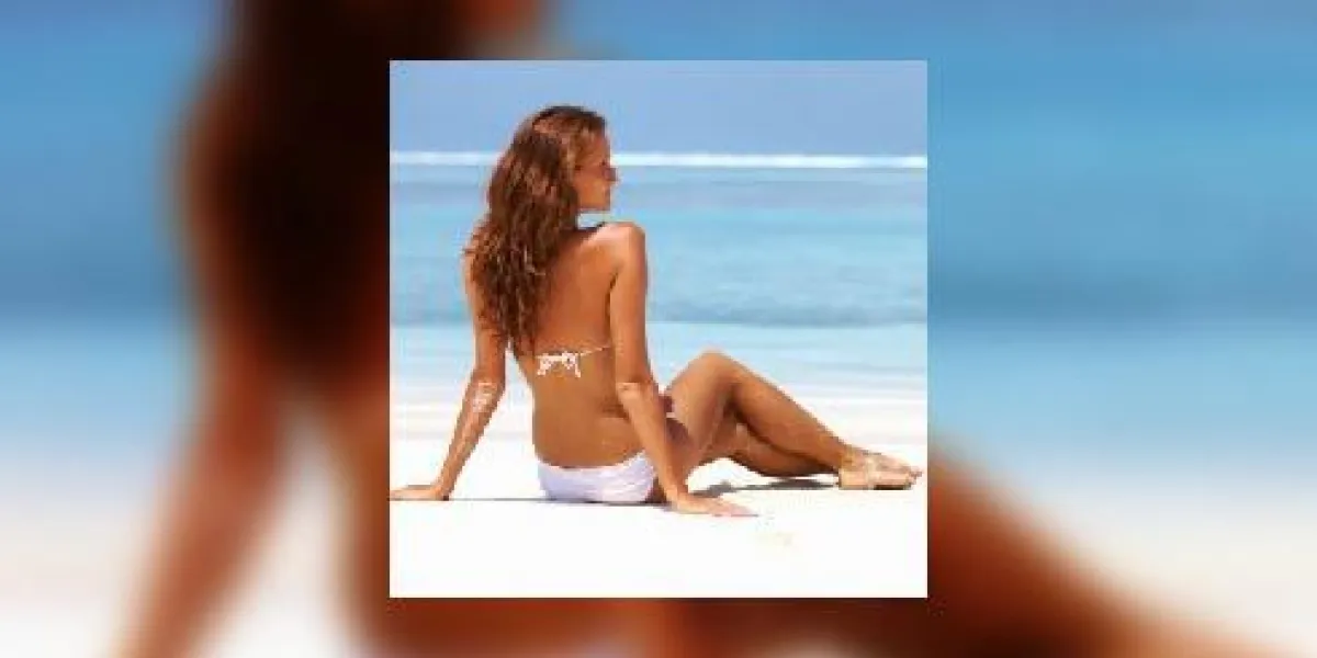 femme en bikini à la plage