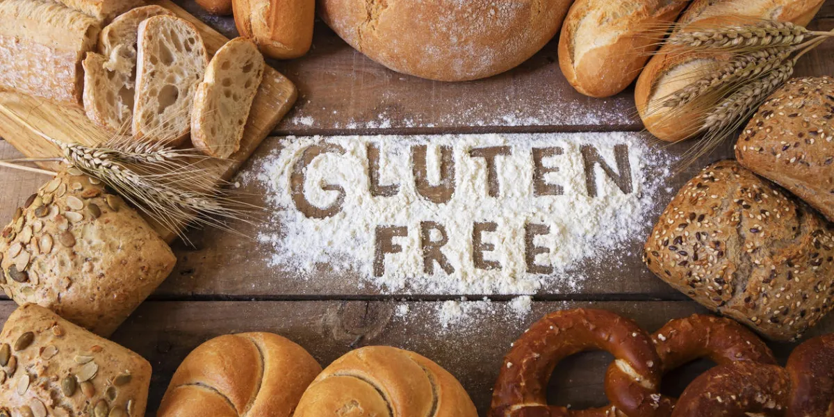 un pain sans gluten sur fond de bois
