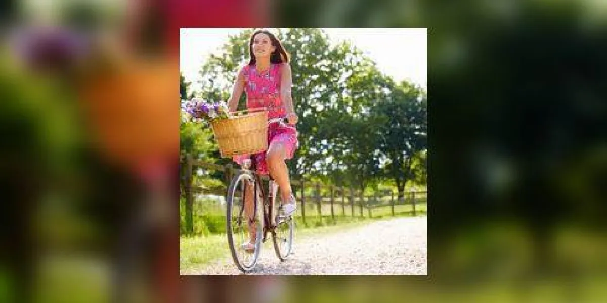 femme séduisante, faire du vélo le long de la voie de pays femme séduisante, faire du vélo le long de la voie de pays