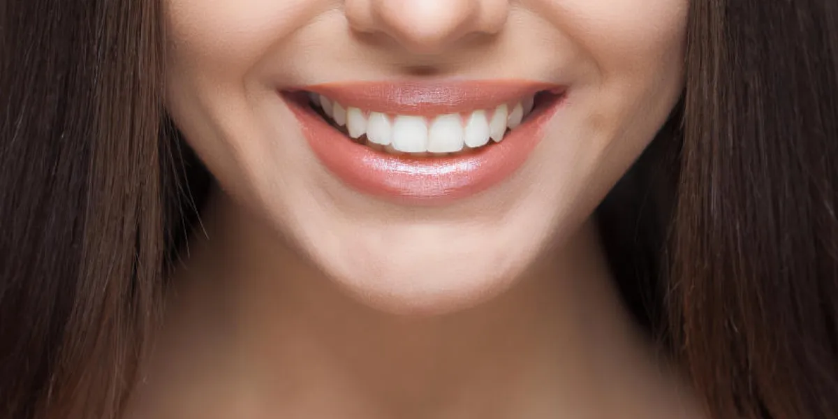 belle femme sourire dents soins dentaires de blanchiment